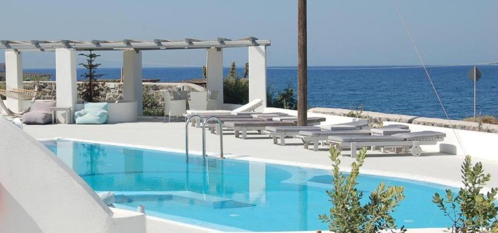The pool area of the hotel in oia