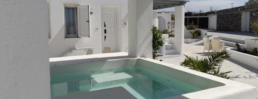 Sea paradise villas Main pool area between sea and sky